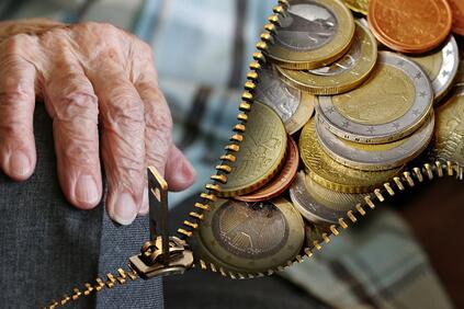 Близо 34 000 българи с пари за старини от чужбина