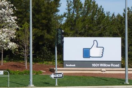 Фейсбук също така иска от потребителите да съобщават за публикации